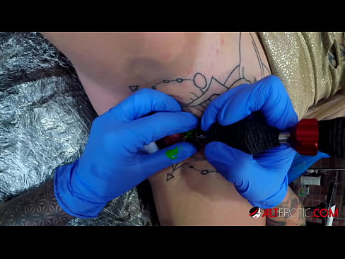 ❤️ Uiters getatoeëerde hottie Sully Savage het 'n tatoeëermerk op haar klitoris gekry ☑ Sluts op af.com-fullporner.ru ﹏